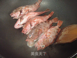 糖醋小红鱼（斧头鱼）的做法步骤：2