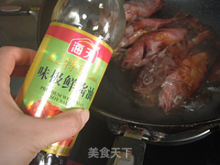 糖醋小红鱼（斧头鱼）的做法步骤：2