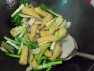 蒜苗蘑菇炒豆腐泡的做法步骤：2