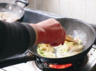 蒜苔炒腊肉的做法步骤：4