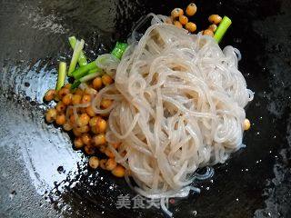 黄豆炒薯粉的做法步骤：2