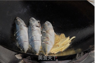 原汁原味姜丝煮鲅鱼的做法步骤：2