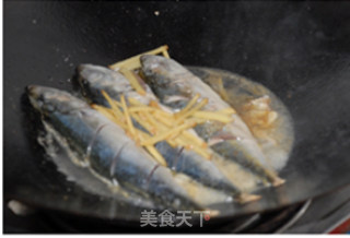 原汁原味姜丝煮鲅鱼的做法步骤：2