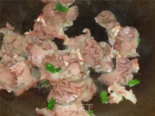 青菜牛肉面的做法步骤：2