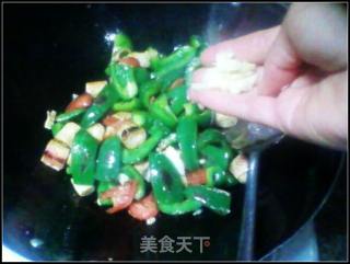香肠蟹棒炒青椒的做法步骤：2