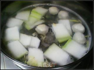 虾皮鱼丸冬瓜汤的做法步骤：2