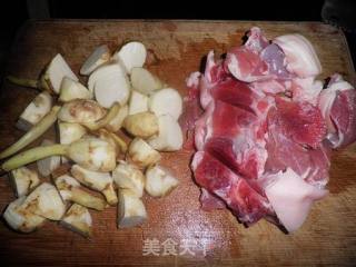 茨菇蹄髈肉的做法步骤：3