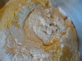 玉米面糖三角的做法步骤：2