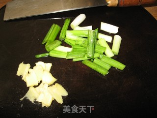 姜葱大肉蟹的做法步骤：2