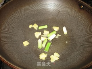 姜葱大肉蟹的做法步骤：2