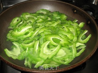 豆豉鲮鱼炒苦瓜的做法步骤：2