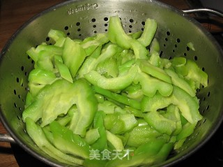 豆豉鲮鱼炒苦瓜的做法步骤：2