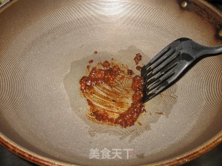 豆豉鲮鱼炒苦瓜的做法步骤：2