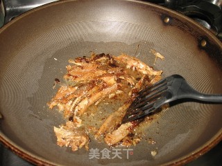 豆豉鲮鱼炒苦瓜的做法步骤：2