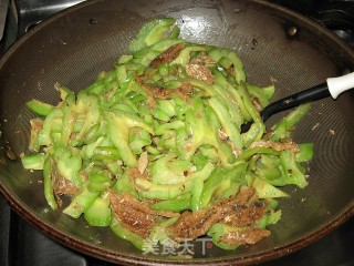 豆豉鲮鱼炒苦瓜的做法步骤：2