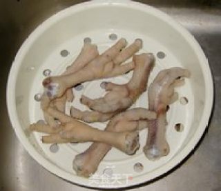 花生炖鸡脚的做法步骤：2