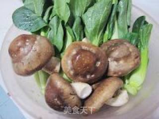 香菇炒青菜的做法步骤：2