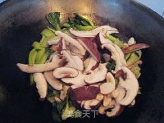 香菇炒青菜的做法步骤：2