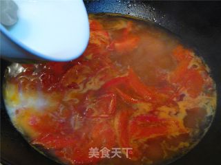 番茄紫菜牛骨蛋汤的做法步骤：2