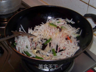 泡菜味酸辣萝卜丝的做法步骤：2