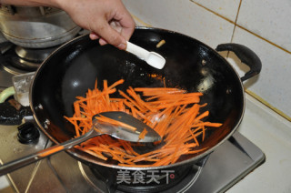 胡萝卜素炒香干的做法步骤：2
