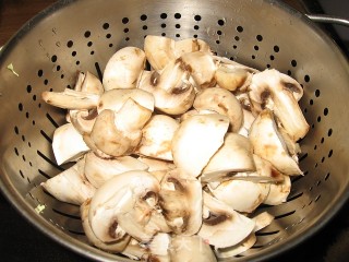 意大利瓜炒蘑菇的做法步骤：2