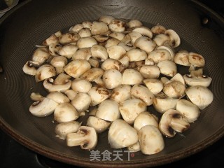 意大利瓜炒蘑菇的做法步骤：2