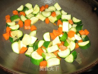 意大利瓜炒蘑菇的做法步骤：2
