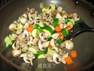 意大利瓜炒蘑菇的做法步骤：2