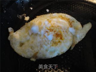 油煎糖鸡蛋的做法步骤：2