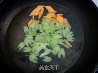 纤身美食：西芹百合炒腰果的做法步骤：3