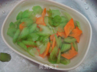 纤身美食：西芹百合炒腰果的做法步骤：3