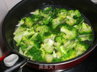 芥末西兰花拌蛋皮儿的做法步骤：2