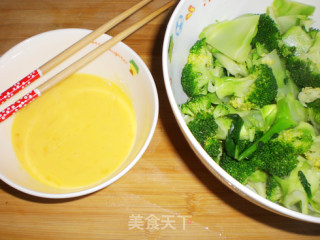 芥末西兰花拌蛋皮儿的做法步骤：2