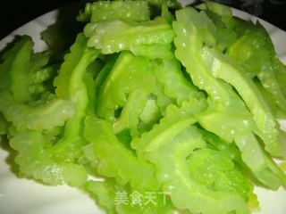 苦瓜炒鸭肫的做法步骤：2