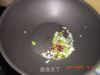 老干妈炒西葫芦片的做法步骤：2