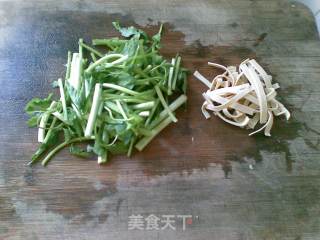 水芹菜炒千张的做法步骤：2