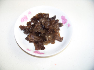 木耳小白菜的做法步骤：2