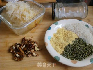 冰糖银耳核桃粥饭的做法步骤：2