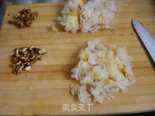 冰糖银耳核桃粥饭的做法步骤：2