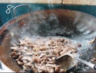 牛肉炒洋葱的做法步骤：4