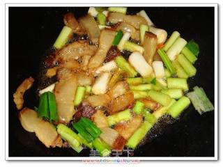蒜苗炒腊肉的做法步骤：2