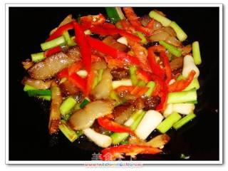 蒜苗炒腊肉的做法步骤：2