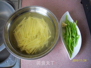 青椒土豆丝的做法步骤：2