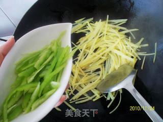 青椒土豆丝的做法步骤：2