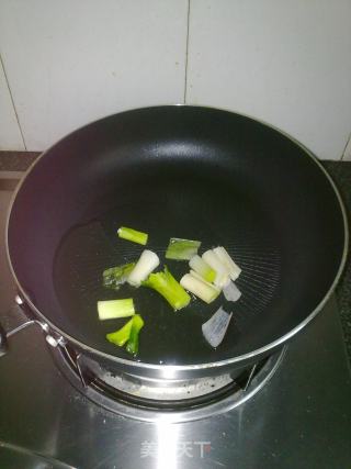 熏肚边肉炒蒜青的做法步骤：2