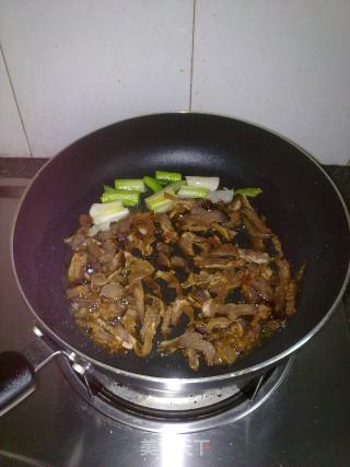 熏肚边肉炒蒜青的做法步骤：2