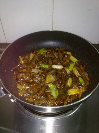 熏肚边肉炒蒜青的做法步骤：2