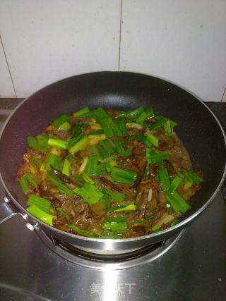 熏肚边肉炒蒜青的做法步骤：2