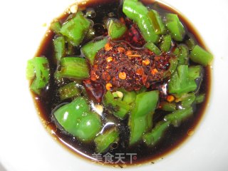 青椒皮蛋的做法步骤：2